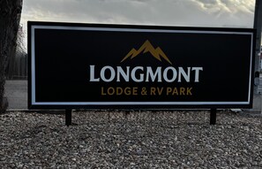Señal para Longmont Lodge & RV Park.