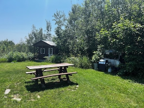 Outdoor dining - Den Den Cabin ~ Near Mackinac Island & Tunnel of Trees ~ Rustic, Cozy, Quiet (Levering)