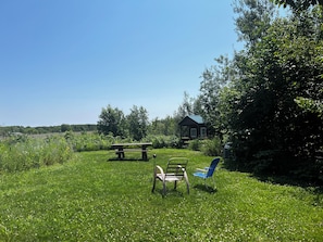 Outdoor dining - Den Den Cabin ~ Near Mackinac Island & Tunnel of Trees ~ Rustic, Cozy, Quiet (Levering)
