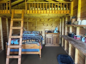 Room - Den Den Cabin ~ Near Mackinac Island & Tunnel of Trees ~ Rustic, Cozy, Quiet (Levering)