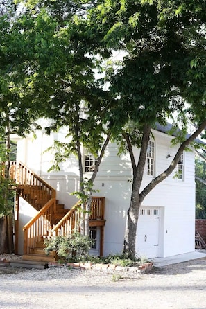 Exterior - Gated Carriage House Cottage on Austin Ave (Waco)