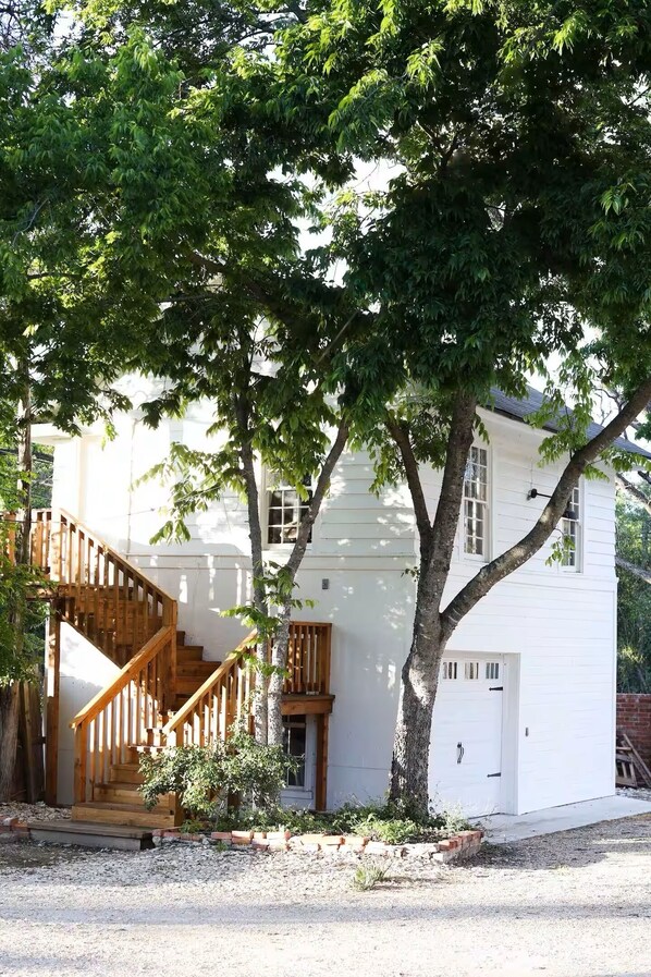 Exterior - Gated Carriage House Cottage on Austin Ave (Waco)