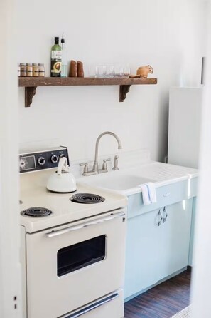 Private kitchen - Gated Carriage House Cottage on Austin Ave (Waco)