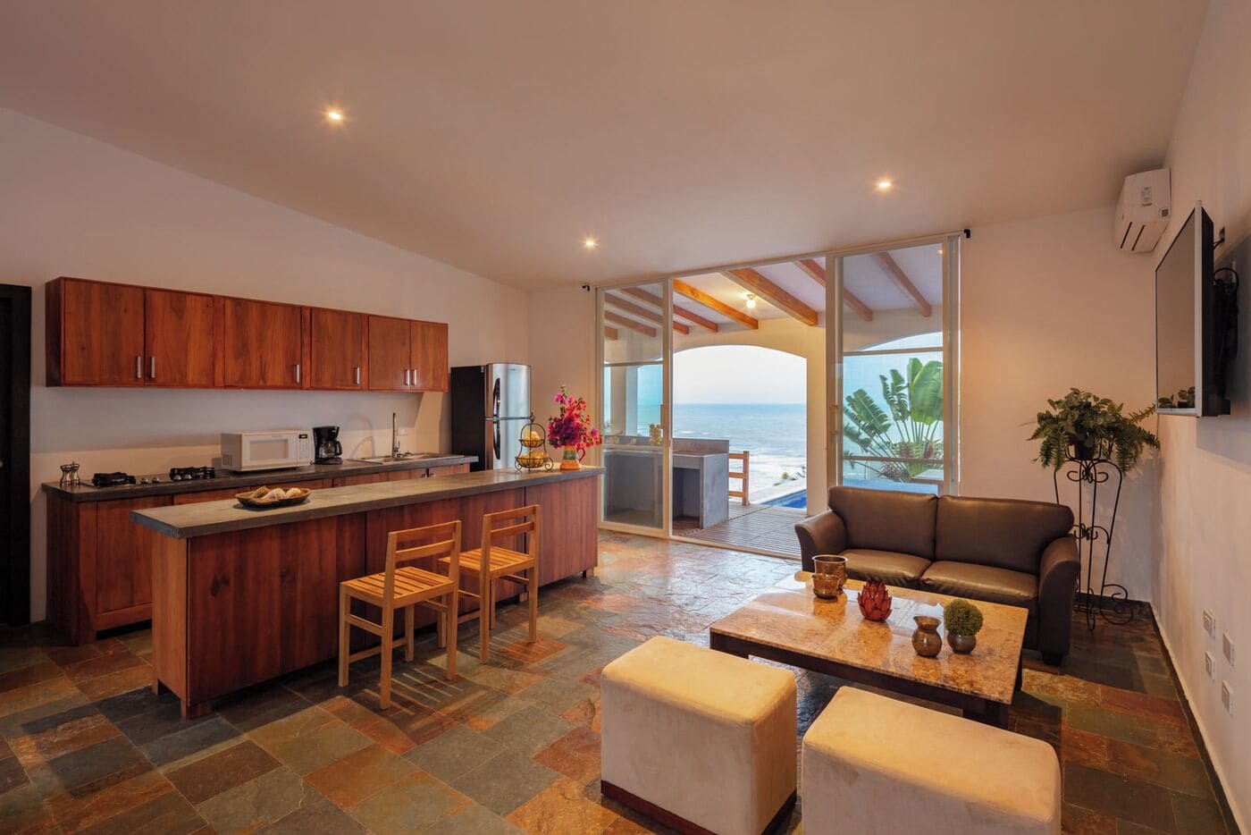 Villa presidencial, piscina privada, vistas al mar | Zona de estar | Televisión de pantalla plana de 32 pulgadas con canales digitales