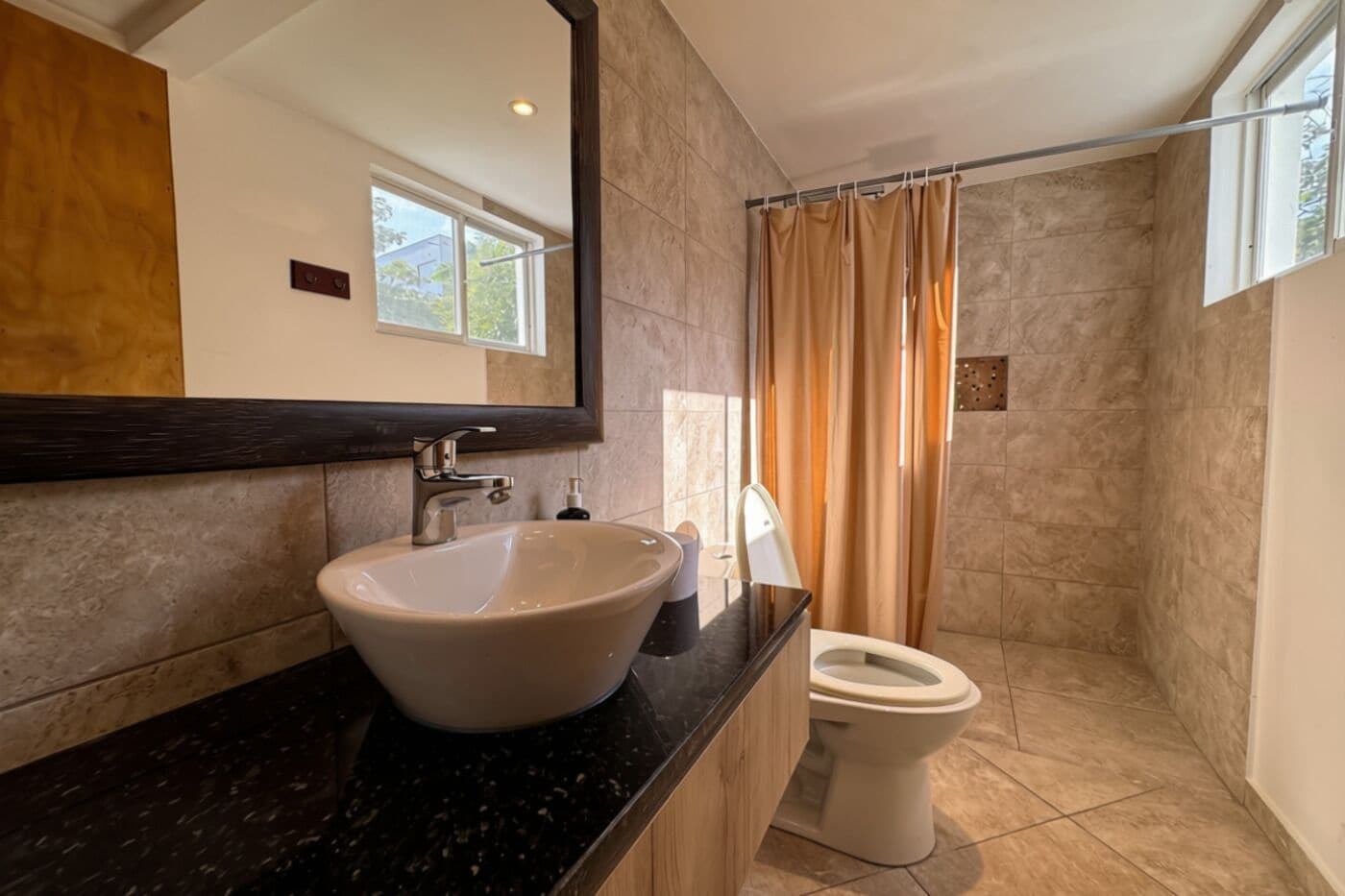 Departamento Deluxe | Baño | Regadera, secadora de cabello, toallas, jabón 
