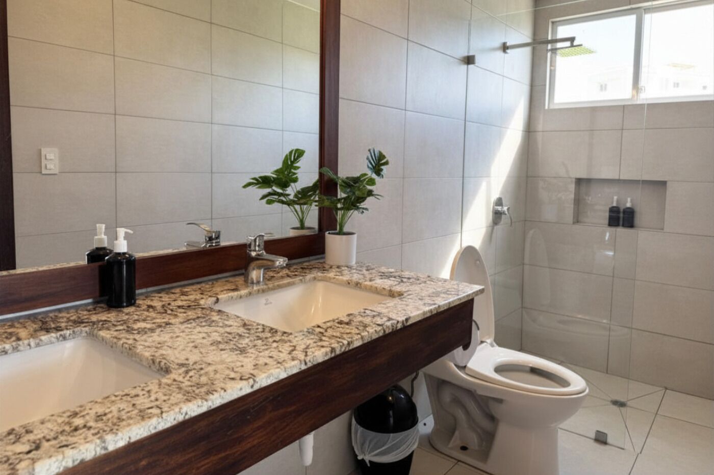 Villa Deluxe, piscina privada | Baño | Ducha, secador de pelo, toallas y jabón