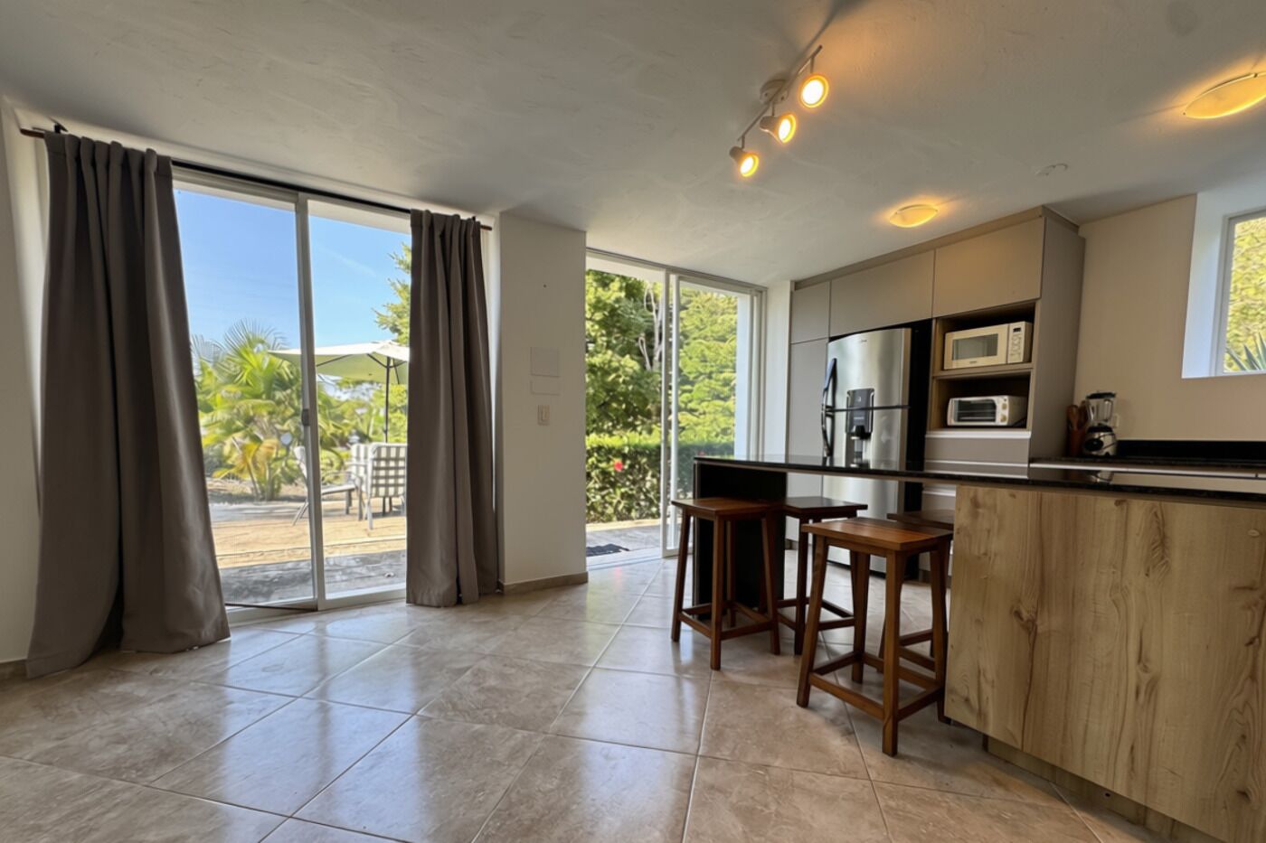 Apartamento superior | Cocina privada | Frigorífico, microondas, placa de cocina y utensilios de cocina