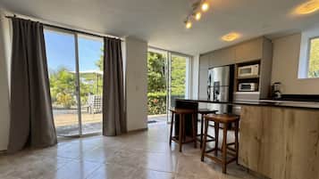 Apartamento superior | Cocina privada | Frigorífico, microondas, placa de cocina y utensilios de cocina