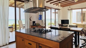 Refrigerador, microondas, placa de cocina, utensilios de cocina