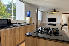 Refrigerador, microondas, placa de cocina, utensilios de cocina