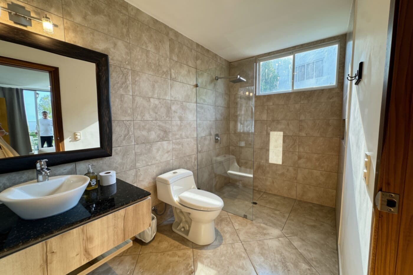 Apartemen Deluks | Kamar mandi | Shower, pengering rambut, handuk, dan sabun
