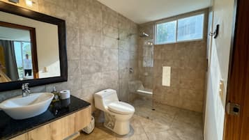Apartemen Deluks | Kamar mandi | Shower, pengering rambut, handuk, dan sabun