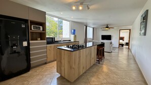 Refrigerador, microondas, placa de cocina, utensilios de cocina