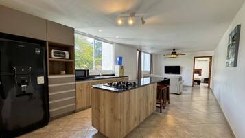 Deluxe Apartment | Private kitchen | Fridge, microwave, stovetop, cookware/dishes/utensils