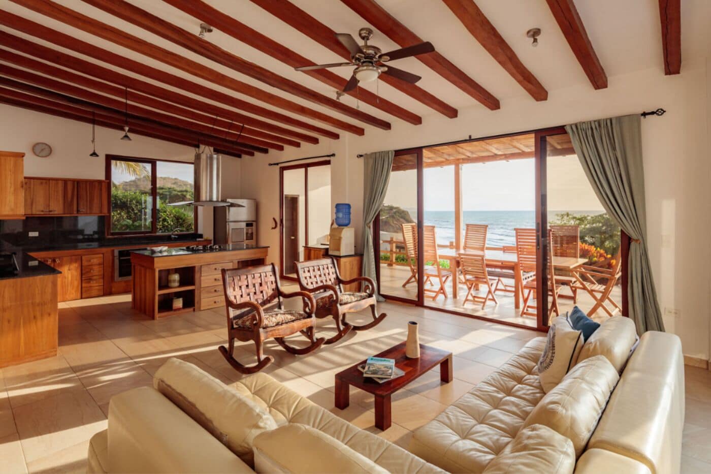 Villa Prestige, piscine privée, vue sur la mer | Aire de séjour | Téléviseur à écran plat de 32 po avec télévision numérique