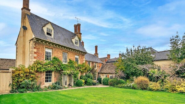 A large brick house with a well-maintained lawn and garden. - Cotswolds Manor With Garden (Lechlade)