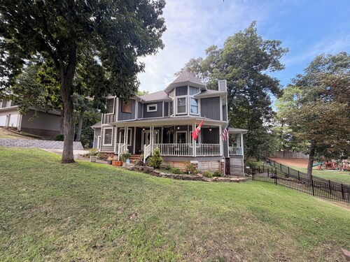 Spacious 4-bedroom "Victorian on the Hill" in Fayetteville mins from Campus