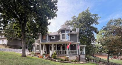 Spacious 4-bedroom "Victorian on the Hill" in Fayetteville mins from Campus