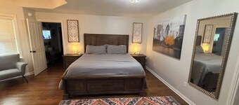 Spacious 4-bedroom "Victorian on the Hill" in Fayetteville mins from Campus