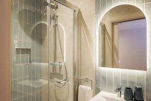 Habitación doble clásica | Baño | Regadera, secadora de cabello, toallas, jabón