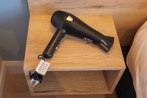 Habitación doble superior | Amenidades de baño | Regadera, secadora de cabello, toallas, jabón