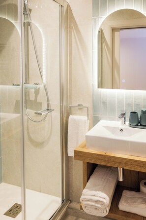 Classic Double Room | Bathroom - The Boat Inn (Oughterard)
