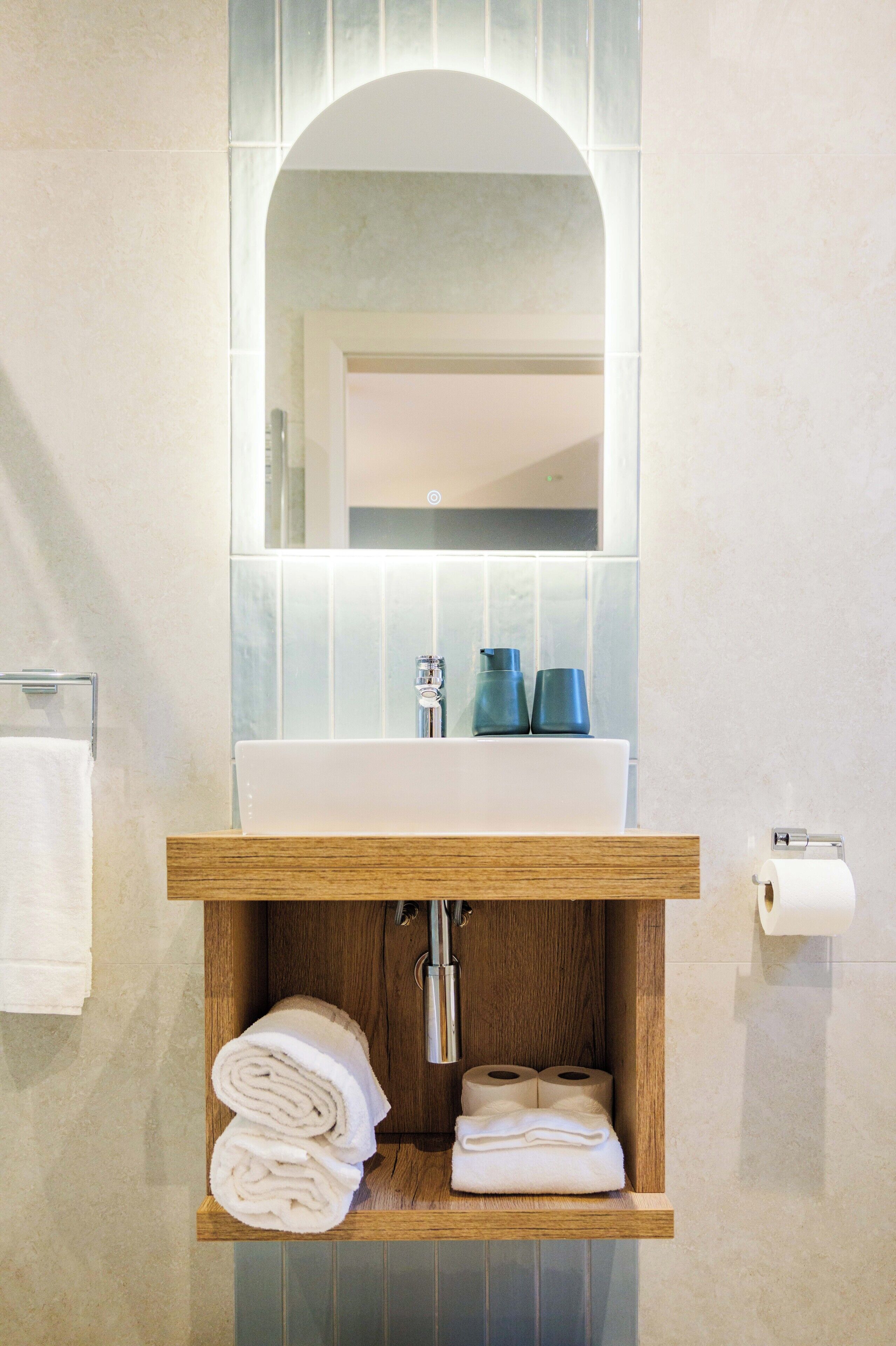 Classic Double Room | Bathroom | Shower, hair dryer, towels, soap