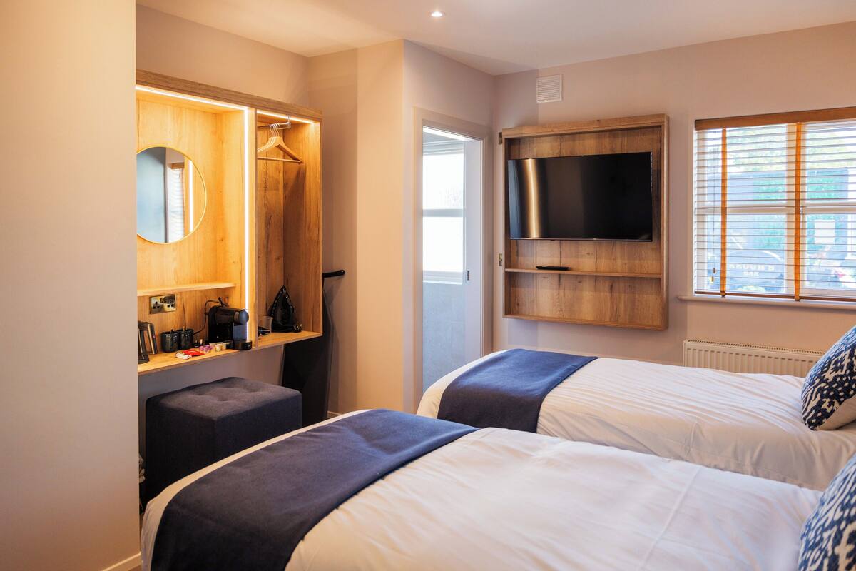 Habitación Confort con 2 camas individuales | Tabla de planchar con plancha y wifi gratis