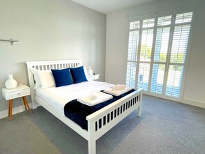 House | 5 bedrooms, iron/ironing board - Lush Beach House With hot tub Access (Bideford)