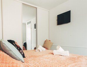 A bedroom with a bed, a wardrobe, a television, and a mirror. - Deluxe Dike Villa With Sauna for 6 (Makkum)