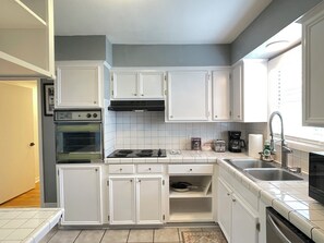 Coffee/tea maker, fridge, microwave, stovetop - Spacious 4-bedroom house in gorgeous Houston with AC (Houston)