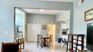 A spacious living room with a dining area, a kitchen in the background, and a ceiling fan. - Spacious 4-bedroom house in gorgeous Houston with AC (Houston)