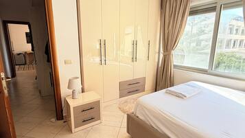 Tabla de planchar con plancha, wifi y ropa de cama