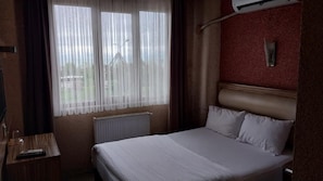 Habitación Deluxe con 1 cama matrimonial o 2 individuales, vista a la ciudad | Escritorio, espacio para trabajar con laptop y wifi gratis
