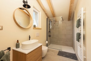 Dusche, Haartrockner, Handtücher, Toilettenpapier