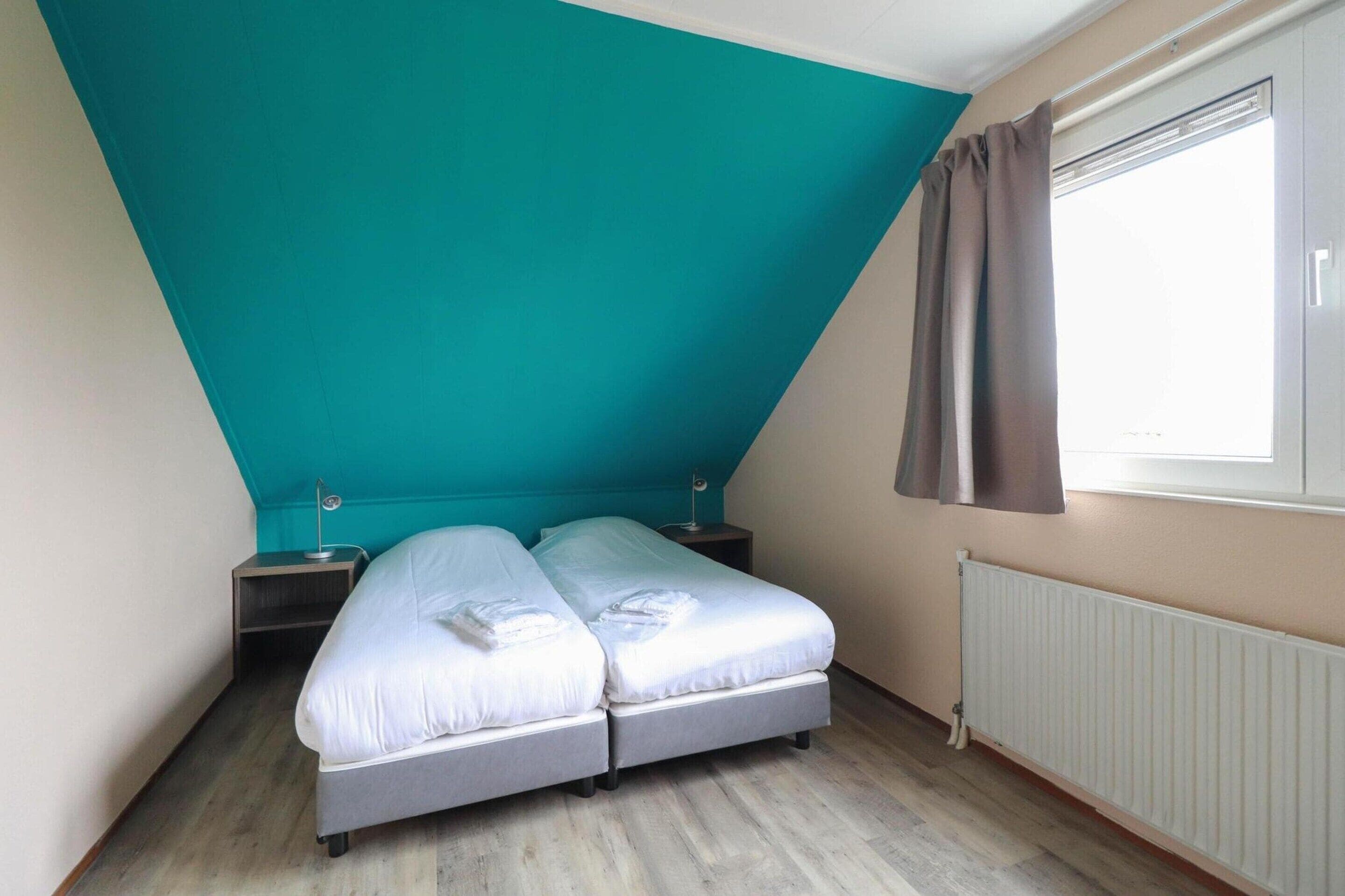 Casa | 2 habitaciones, tabla de planchar con plancha y muebles diferentes 