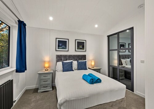 Peaceful Lochside Retreat for 4