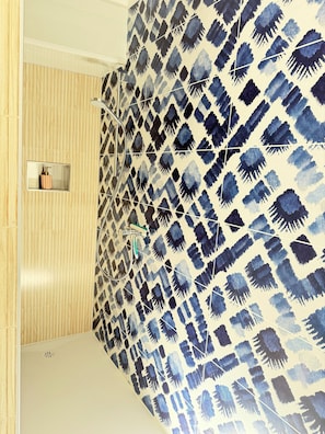 Shower, hair dryer, towels, soap - Maison la Rosie - Air conditioning on the patio and in the garage (Blendecques)