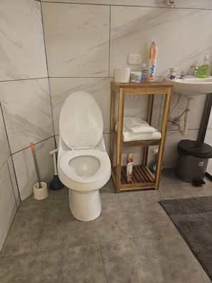 Bathroom - Charming private rooms in a peaceful guesthouse (Chinandega)