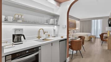 Apartamento (0 Bedroom) | Cozinha privada | Micro-ondas, fogão, mesas de jantar