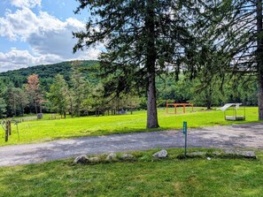 En park med en anlagt sti, en pavillon og et legeområde.