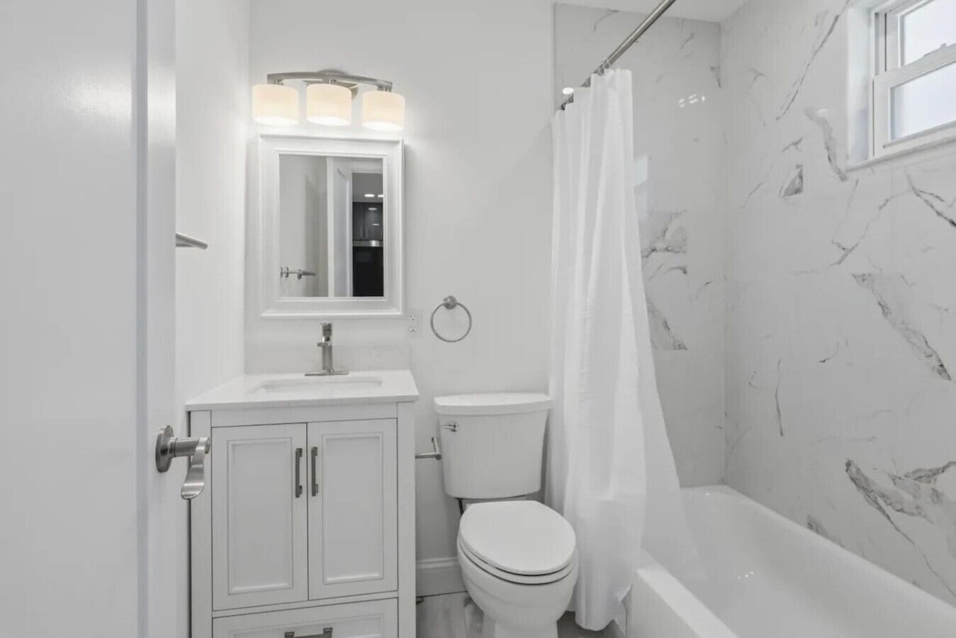 Une salle de bain comprenant des toilettes, un lavabo et un espace douche.