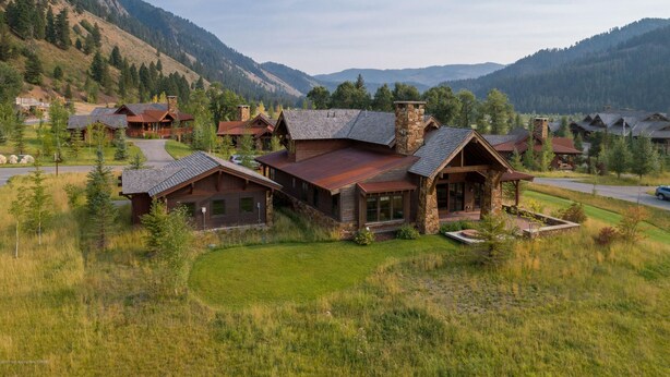 Eine Lodge mit mehreren Ferienhäusern, eingebettet in eine gebirgige Landschaft.