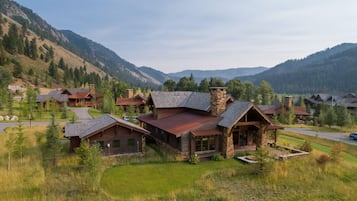 Un chalet doté de plusieurs cabanes, situé au cœur d’un paysage montagneux.