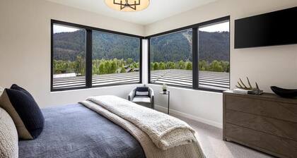 Luxe 6BR Mountain Cabin w/ Premium Views & Hot Tub