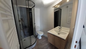 Toallas, jabón, papel de baño 