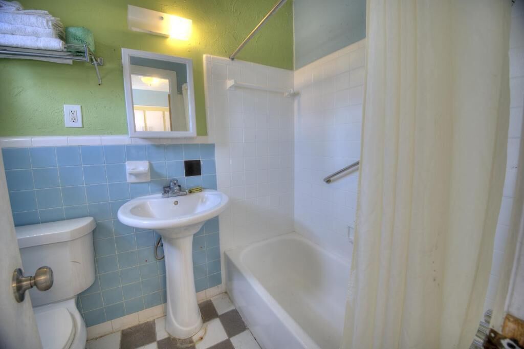 Basic Double Room, Pool View | Bathroom