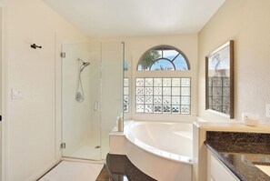 Towels, soap, toilet paper - Cozy 3-bedroom home in beautiful Henderson with cool pool (Henderson)
