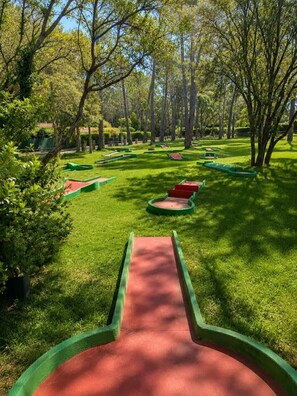 A golf course with a red and green pathway leading to a series of green and red bunkers. - Villa with pool & pool house – AC – 6/8 guests (Roquebrune-sur-Argens)