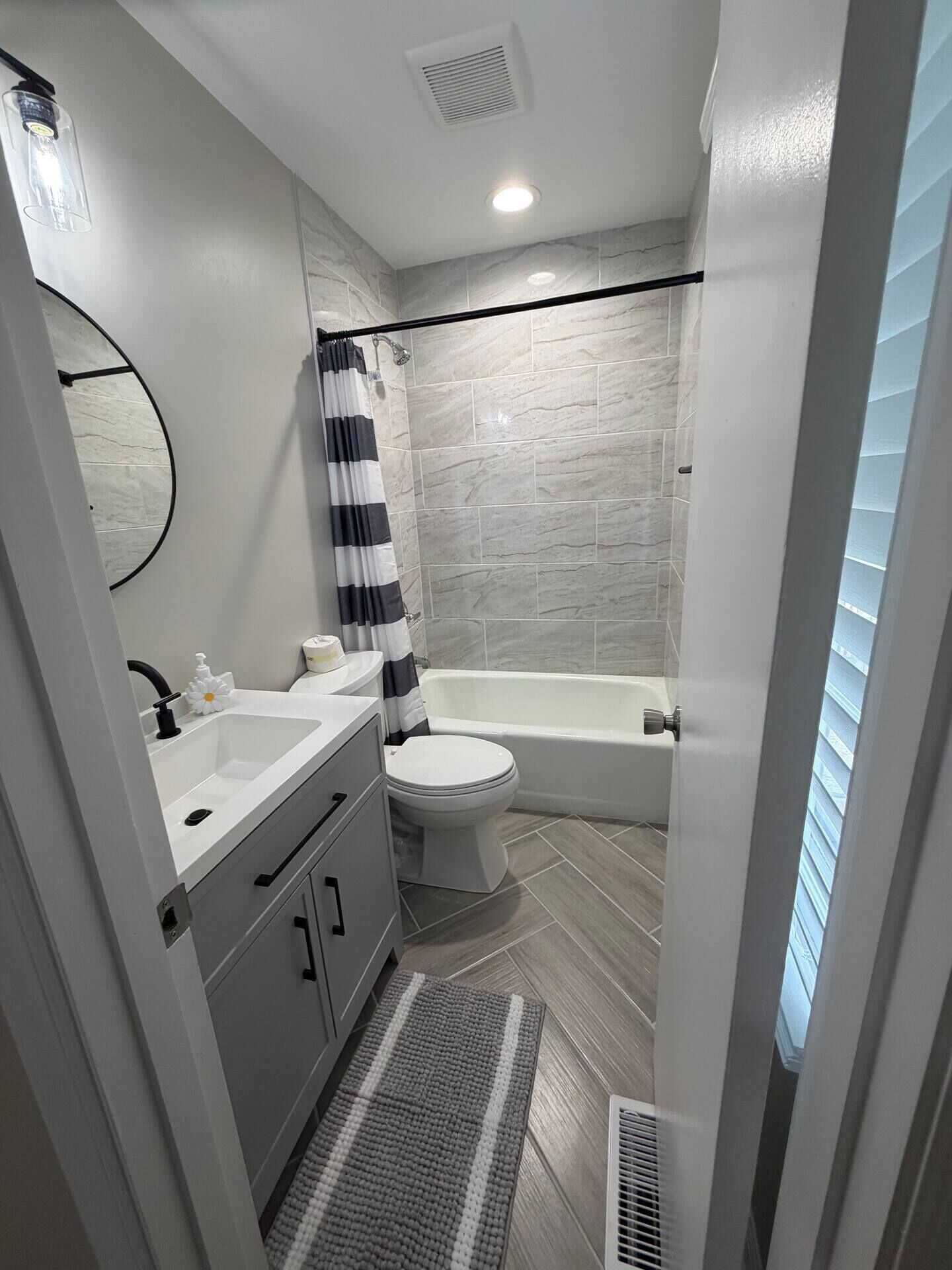 Ein modernes Badezimmer mit Badewanne, Toilette und Waschbecken.
